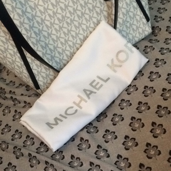 Michael Kors tote - Picture 3 of 5